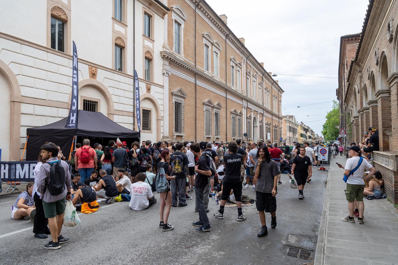 Ferrara Summer Festival. In coda dal mattino per gli Slipknot: assalto metal a piazza Ariostea