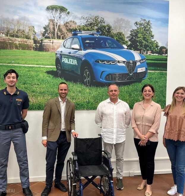 Lucca, carrozzella usata per una rapina donata a gruppo di volontariato
