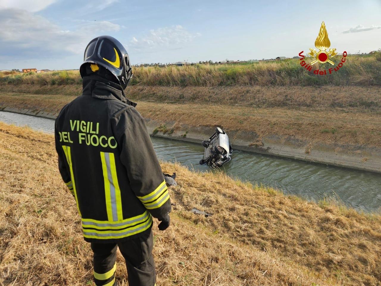 Grosseto, auto finisce in un canale sulla provinciale del Poggiale: un ferito