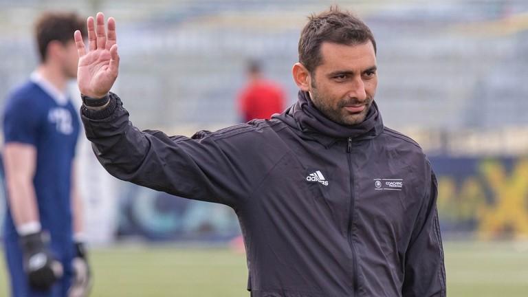 Michele Pazienza si avvicina alla panchina della Torres