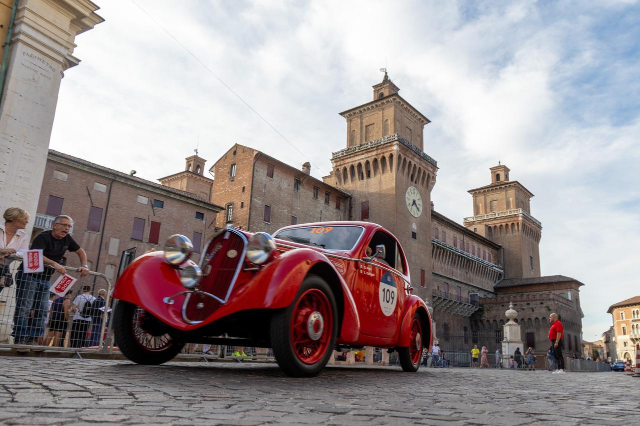 Tra passato e futuro. La Mille Miglia accende Ferrara