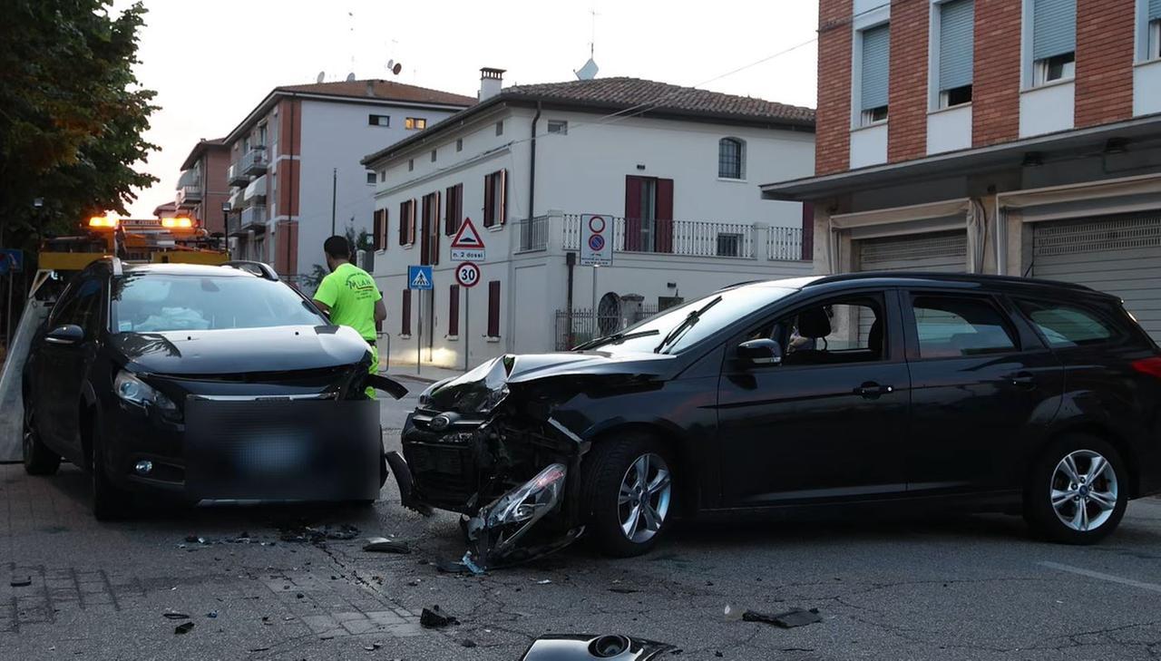 Scontro tra auto a Poggio Renatico, ferita una famiglia