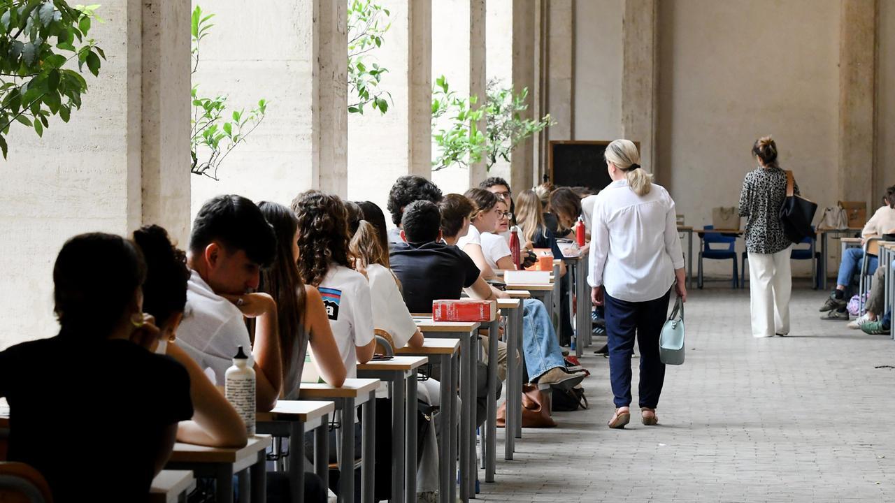 È il giorno della Maturità: si parte con la prova scritta di italiano