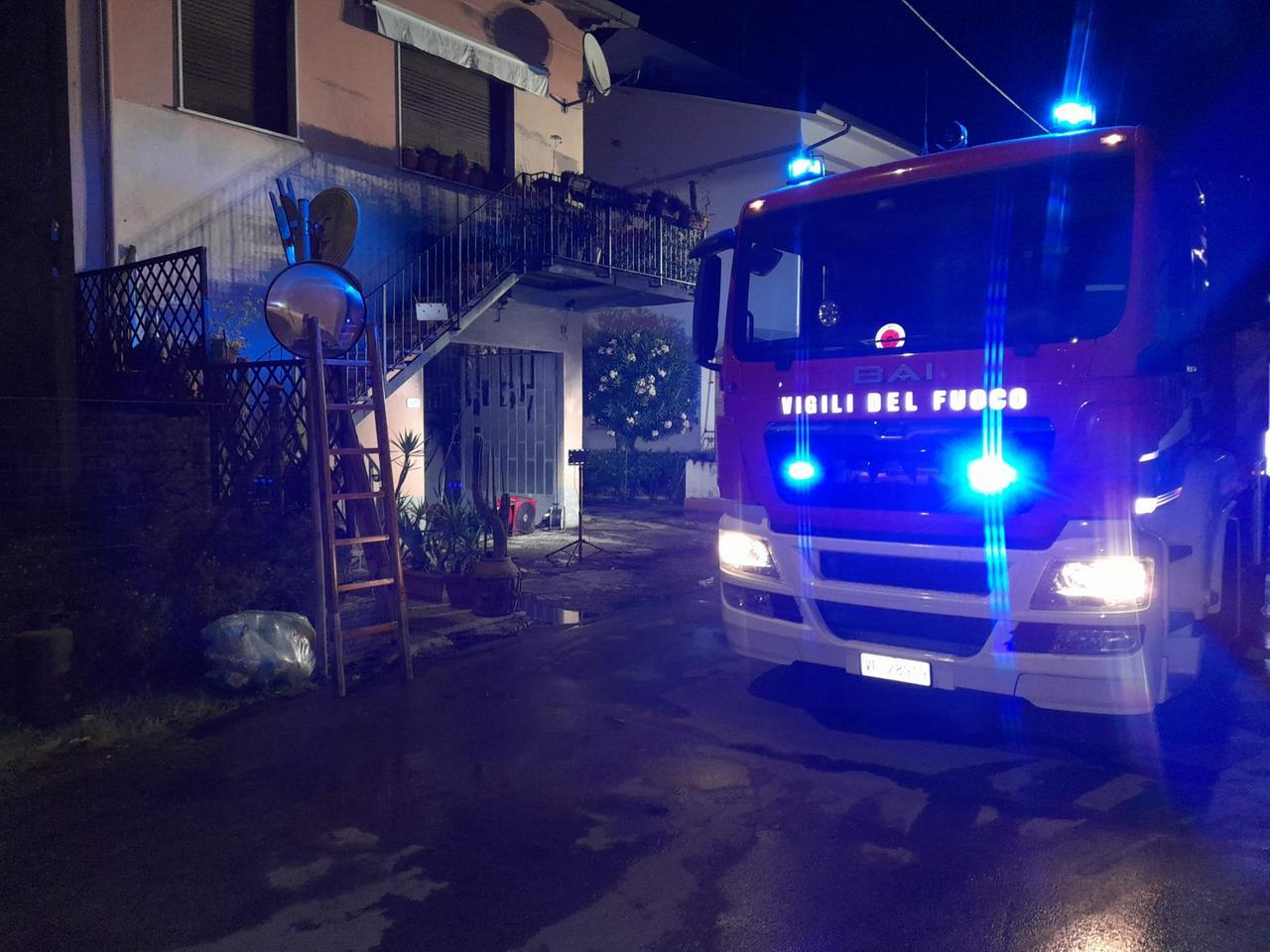 
	I vigili del fuoco sul posto (foto Spinosi)

