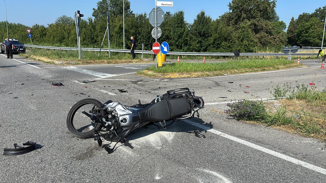 Incidente tra Decima e Cento, morto un motociclista
