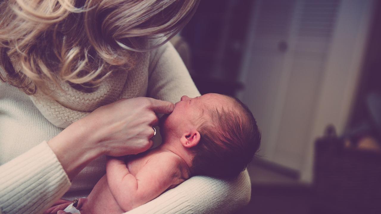 Cento, va al Pronto soccorso e partorisce: lieto fine per mamma e bimbo