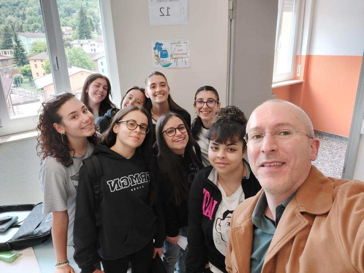
	Un selfie con gli studenti coinvolti nel progetto

