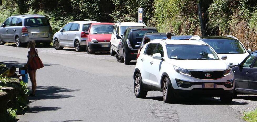 
	Le tante auto parcheggiate sulla strada per le Guadine

