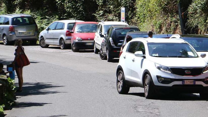 Le tante auto parcheggiate sulla strada per le Guadine