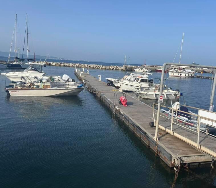 
	Poche barche al porto turistico di Cavo, all'isola d'Elba

