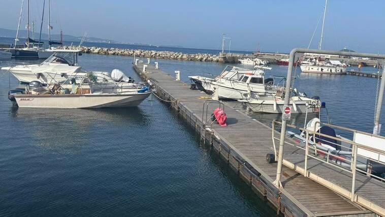 Poche barche al porto turistico di Cavo, all'isola d'Elba
