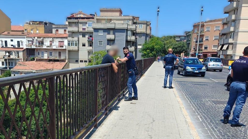 Sassari, tragedia sventata: 20enne minaccia di gettarsi dal ponte di Rosello, salvato dagli agenti di polizia