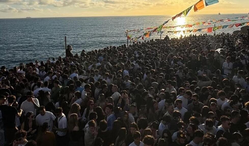 
	La marea umana al locale Precisamente a Calafuria durante la serata del 26 aprile

