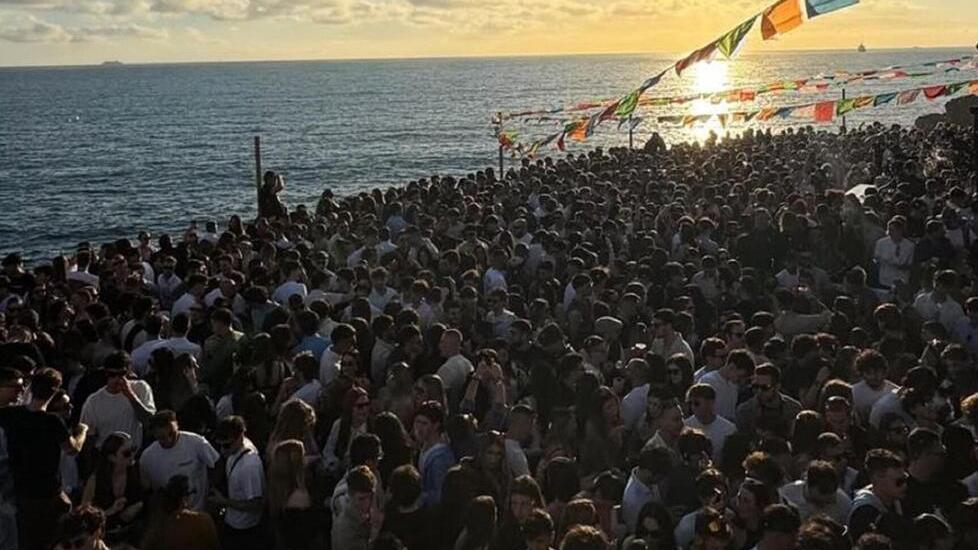 La marea umana al locale Precisamente a Calafuria durante la serata del 26 aprile