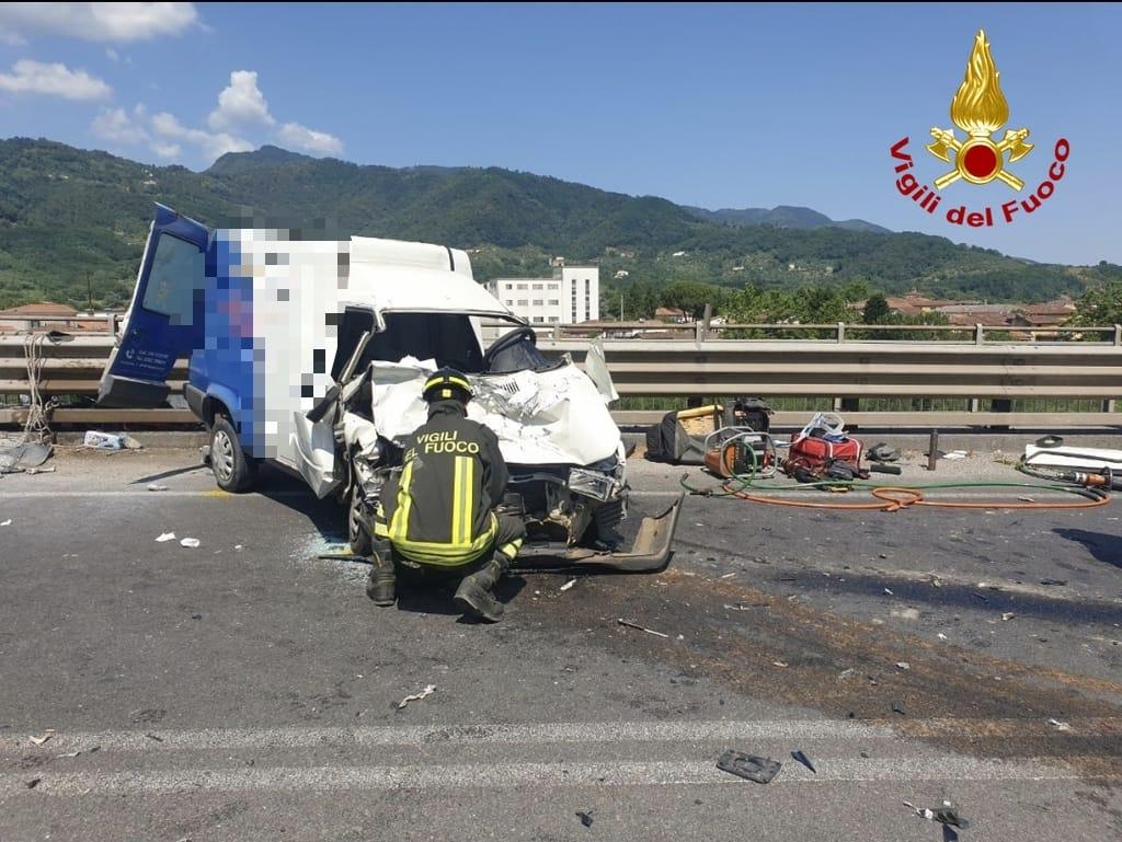 
	Il furgone distrutto nell'incidente


