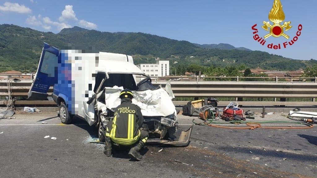 Il furgone distrutto nell'incidente