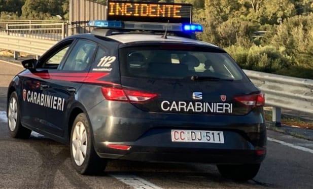 Follia al volante: causa un tamponamento a catena e poi si da alla fuga