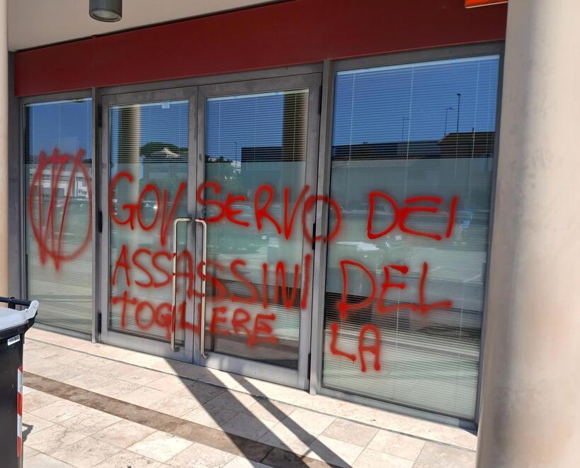 Viareggio, scritte contro le tasse e i vaccini alla sede dell’Agenzia delle Entrate