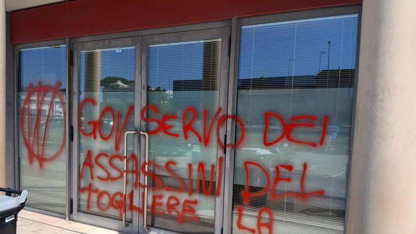 Viareggio, scritte contro le tasse e i vaccini alla sede dell’Agenzia delle Entrate
