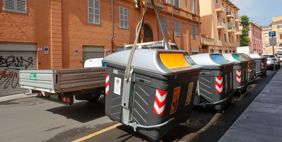 
	I nuovi cassonetti per carta e plastica in centro

