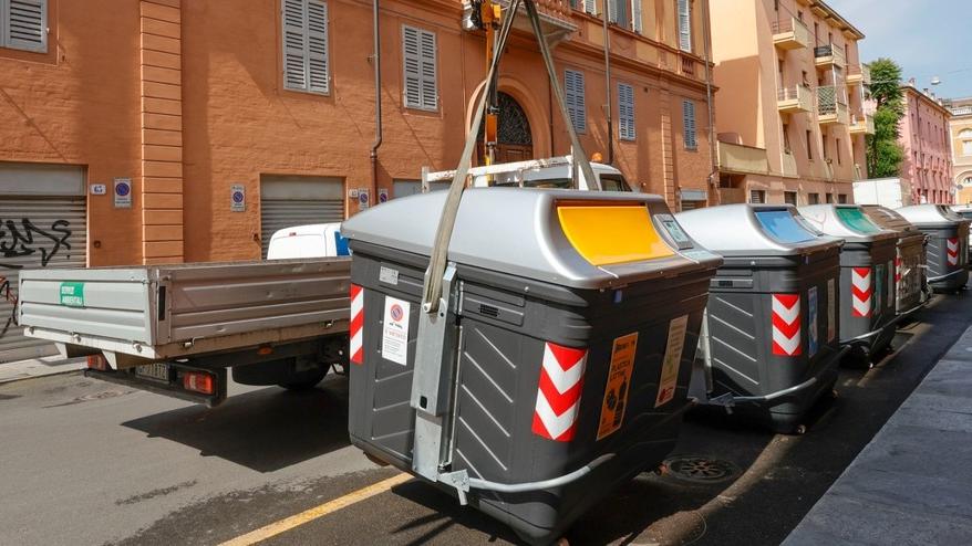 I nuovi cassonetti per carta e plastica in centro