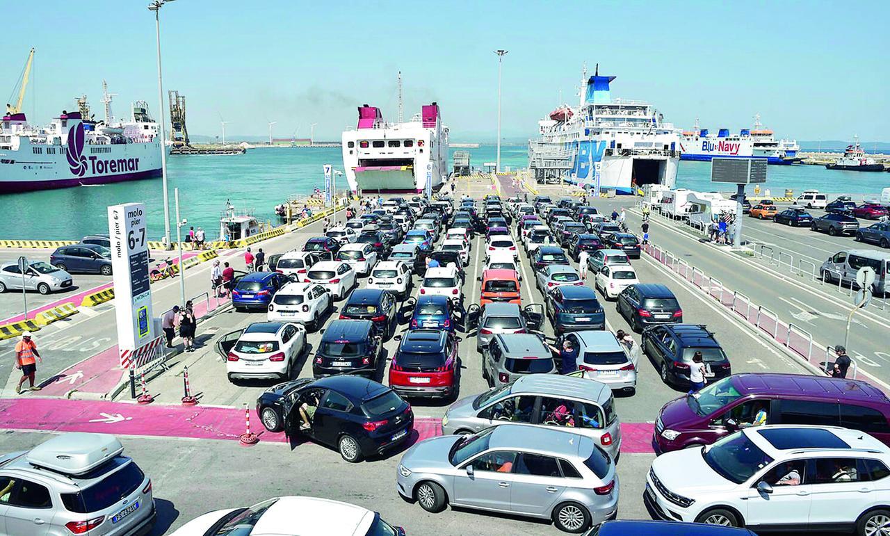 Vacanze via mare, in Toscana i rincari si fanno sentire: i trucchi (e gli escamotage) per risparmiare sui traghetti