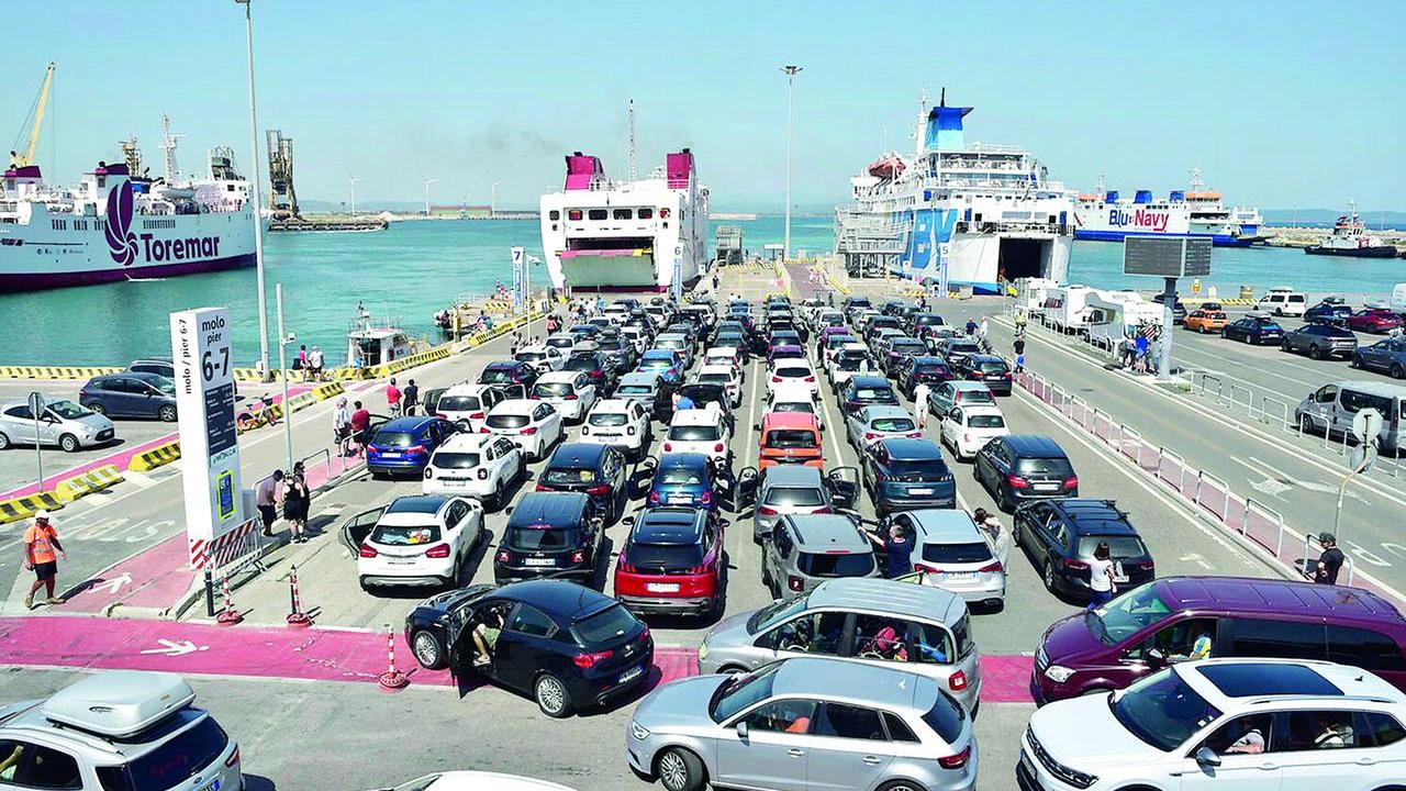 Vacanze via mare, in Toscana i rincari si fanno sentire: i trucchi (e gli escamotage) per risparmiare sui traghetti