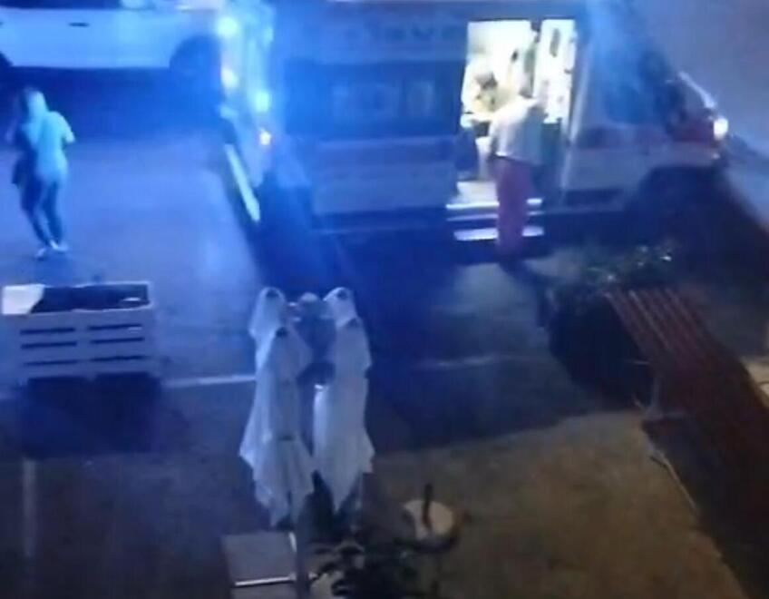 Livorno, nottata di caos in piazza Mazzini: botte anche sulle scale del palazzo