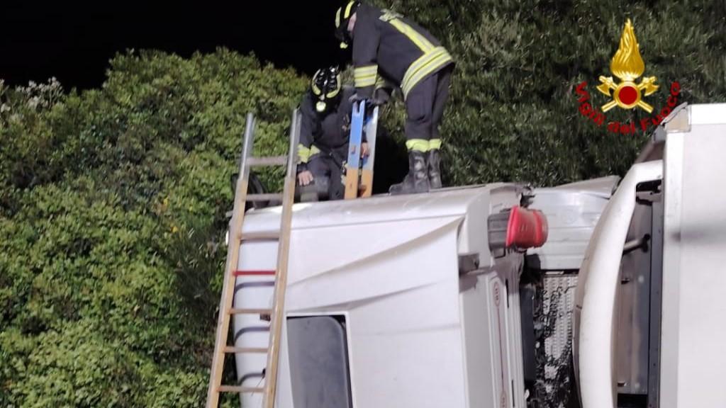 Camion si ribalta e finisce fuori strada: un ferito