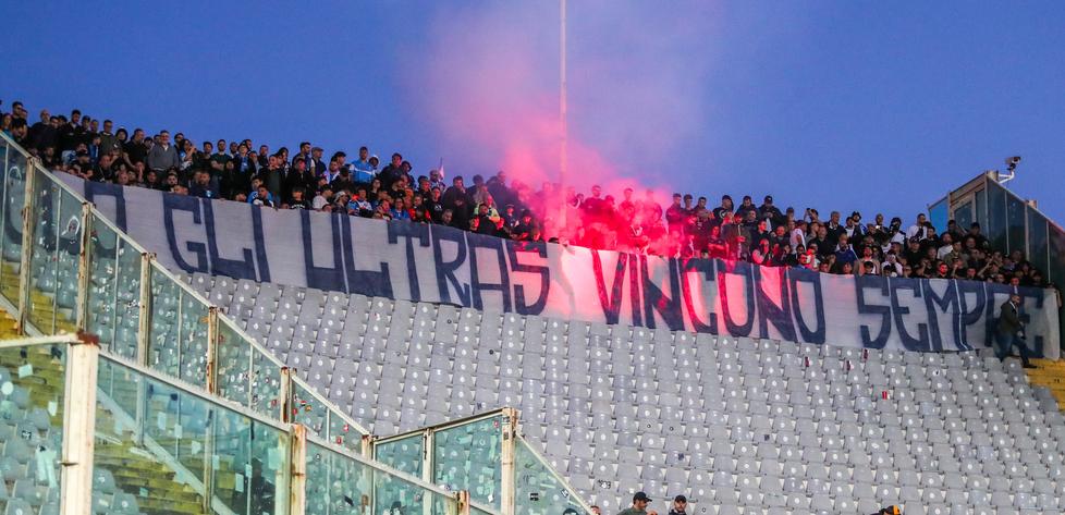 
	Gli ultras del Napoli al Franchi in una delle ultime partite

