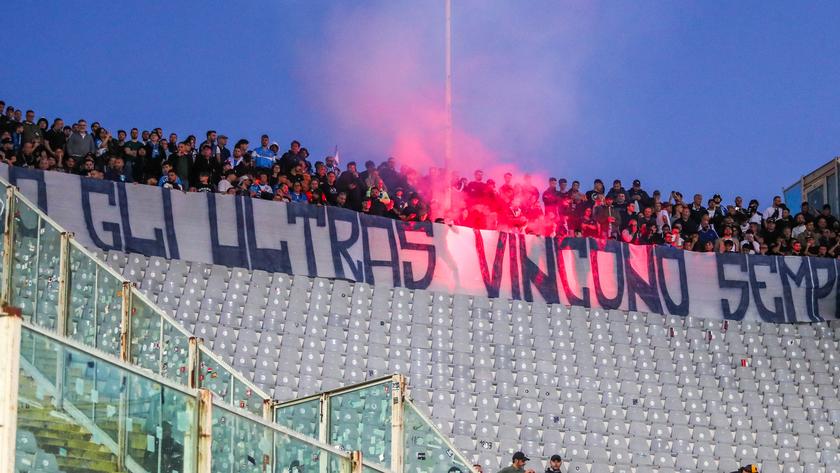 Gli ultras del Napoli al Franchi in una delle ultime partite