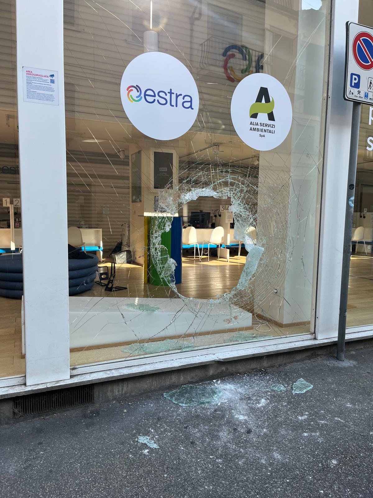 
	La vetrina sfondata in via San Giorgio

