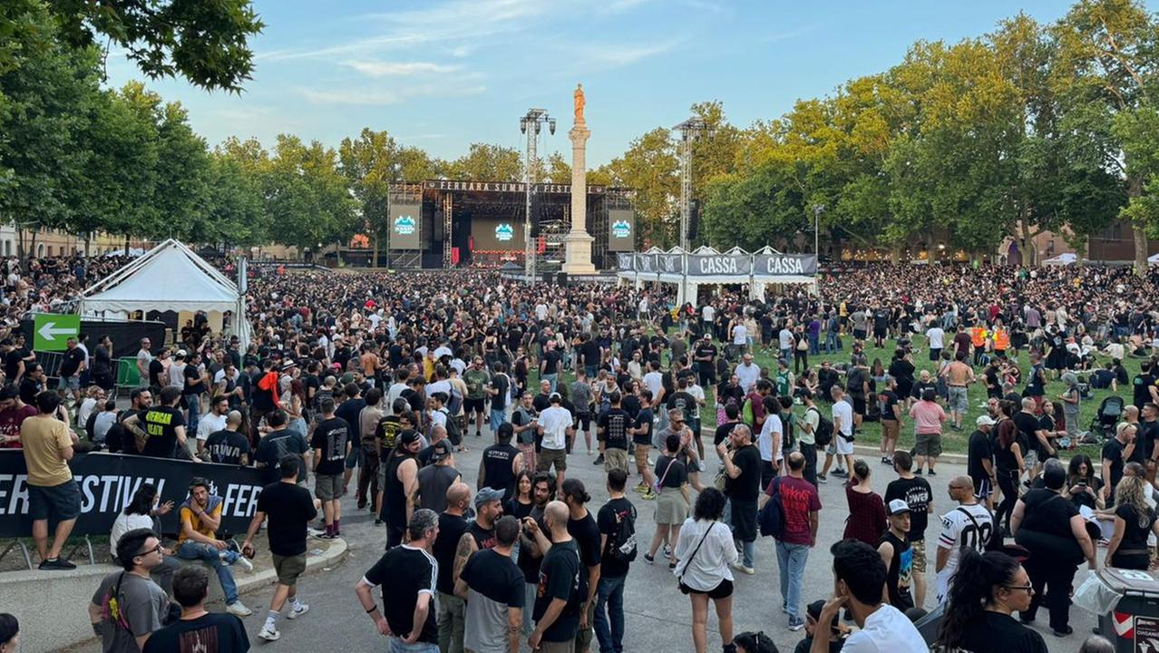 Ferrara Summer Festival in piazza Ariostea, i residenti: «Noi murati in casa»