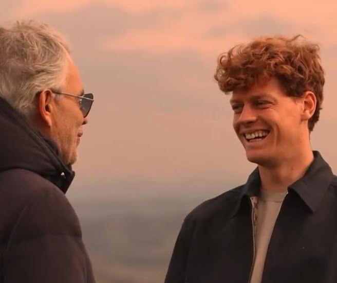 Andrea Bocelli e Jannik Sinner, il duetto canoro che non ti aspetti: ecco il brano “Polvere e Gloria”