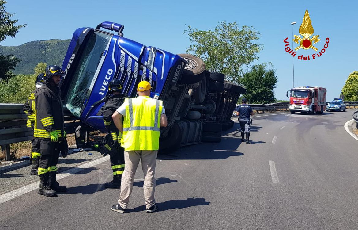 Camion si ribalta sulla diramazione Lucca-Viareggio, ferito il conducente