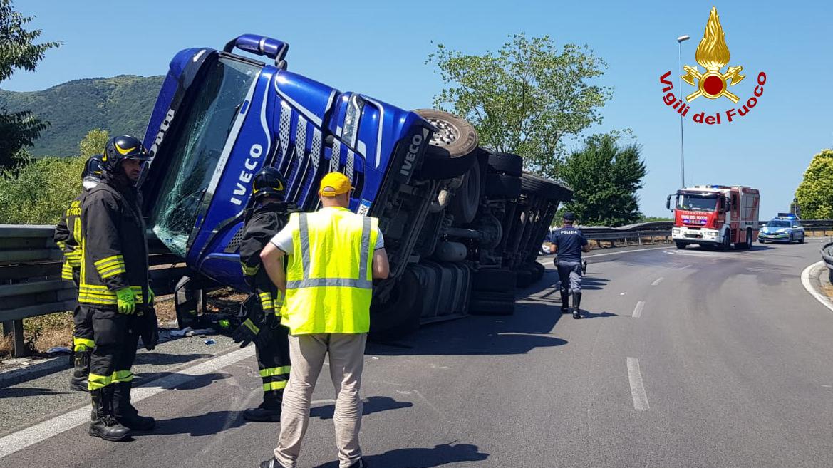 Camion si ribalta sulla diramazione Lucca-Viareggio, ferito il conducente