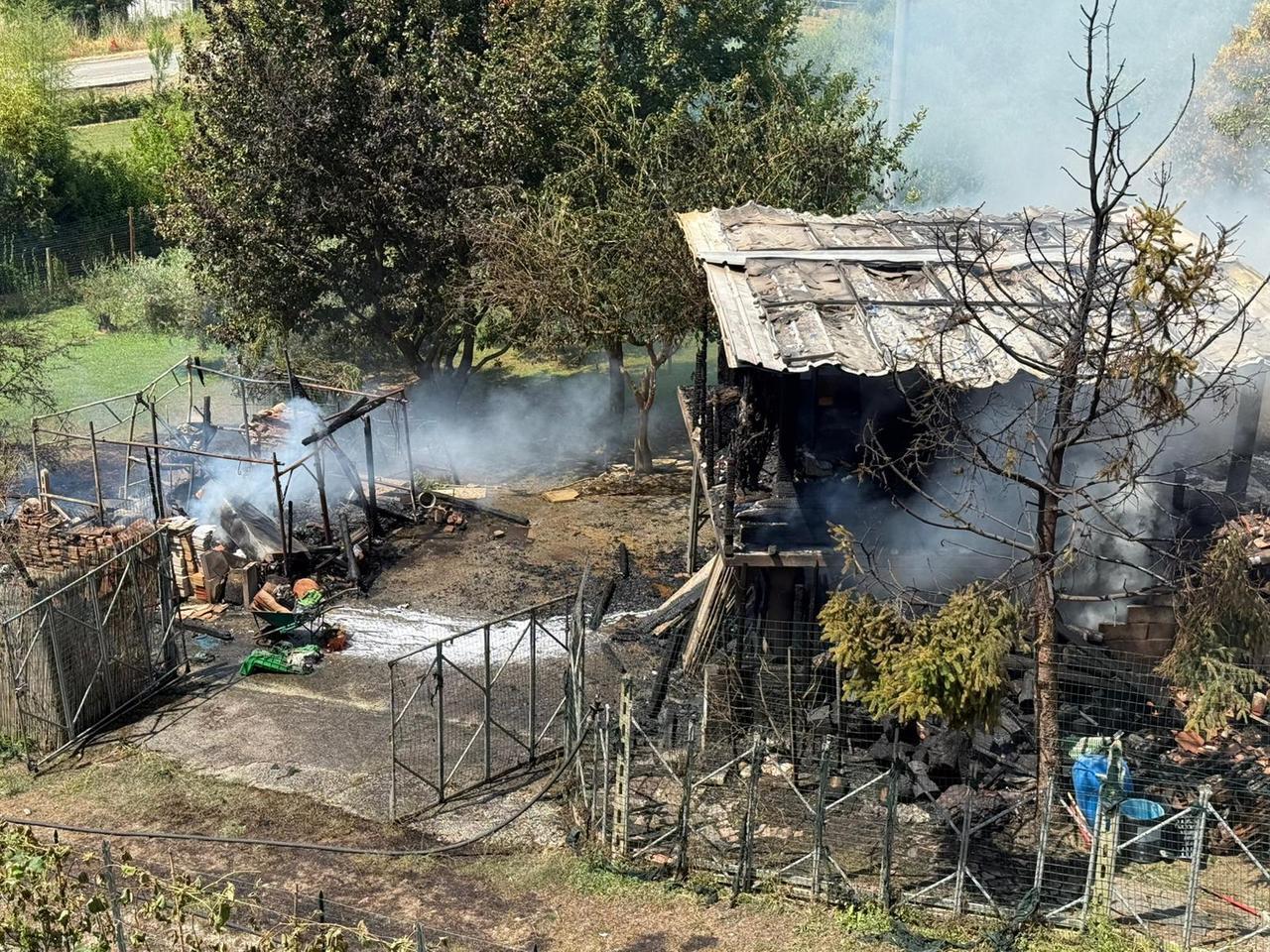 
	La rimessa devastata dall'incendio (foto Nucci / Innocenti)

