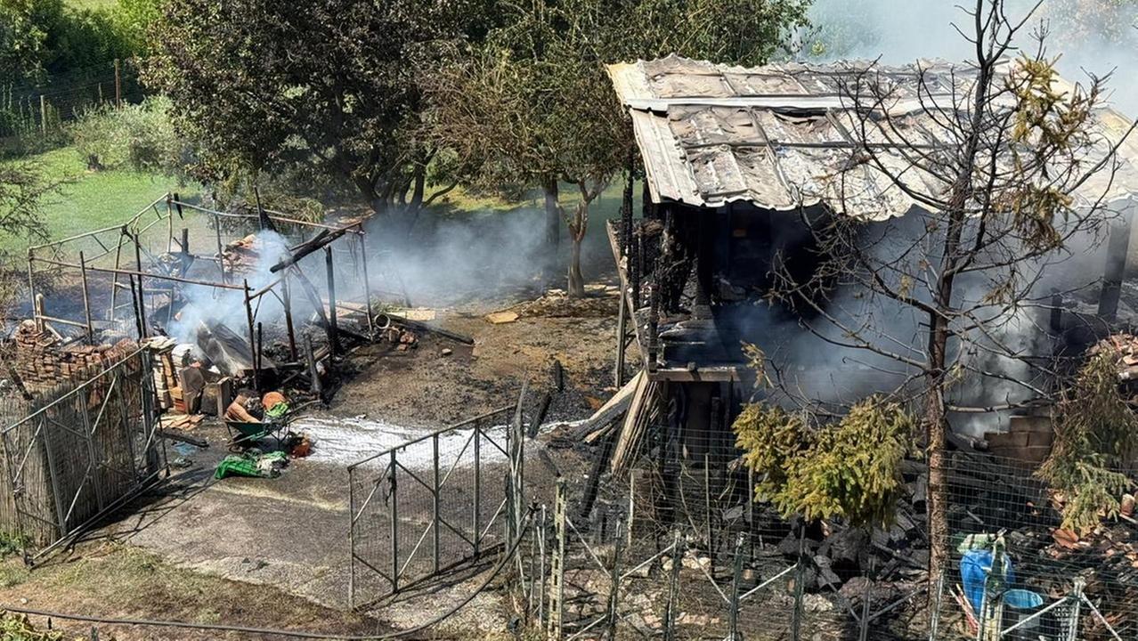 La rimessa devastata dall'incendio (foto Nucci / Innocenti)
