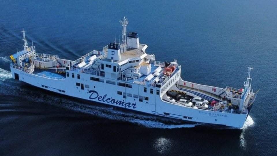 
	Un traghetto della Delcoma


