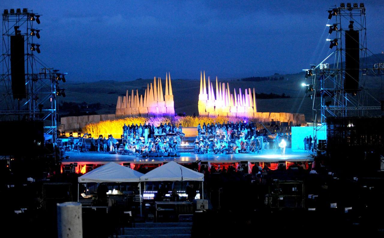 Teatro del Silenzio, la grande bellezza tra musica e arte: qui ha soffiato il “vento della storia”