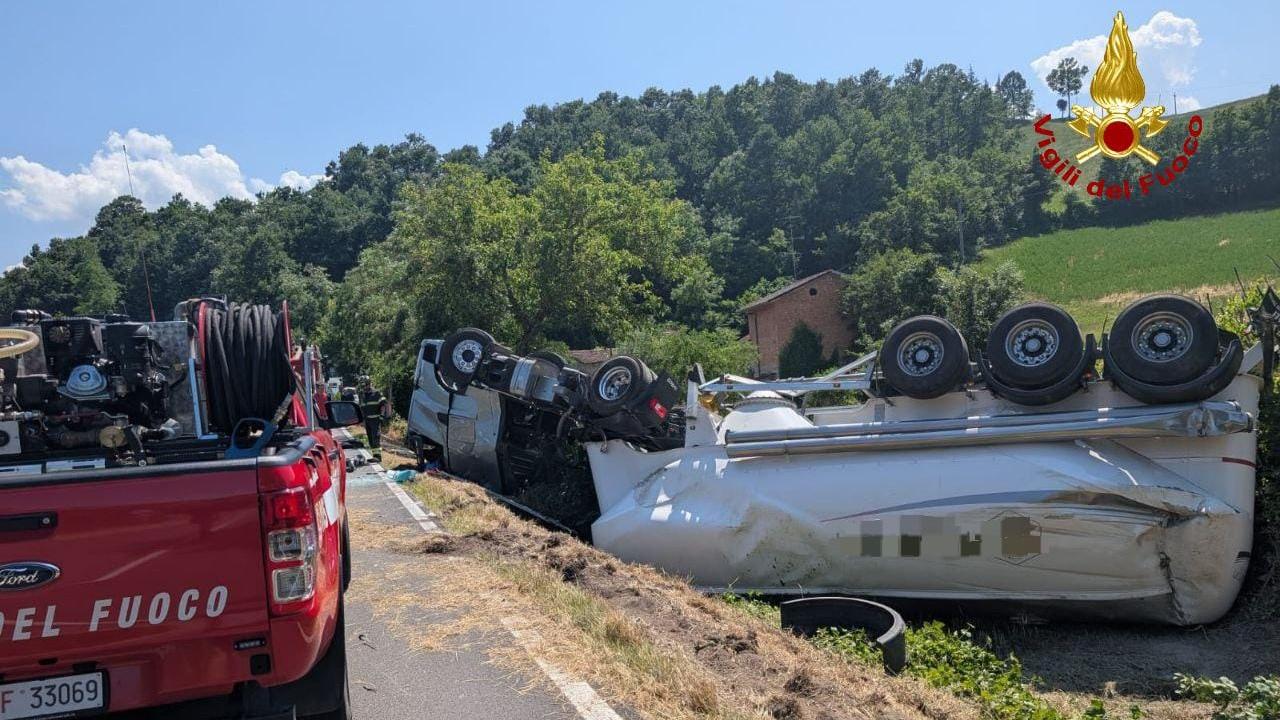 Il camion ribaltato sulla Fondovalle