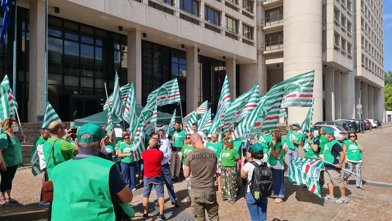 Gli infermieri Cisl in protesta davanti alla Regione