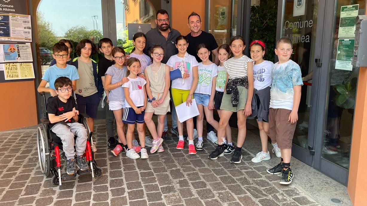 Albinea, gli alunni mappano le barriere per aiutare il compagno in carrozzina: il Comune promette interventi