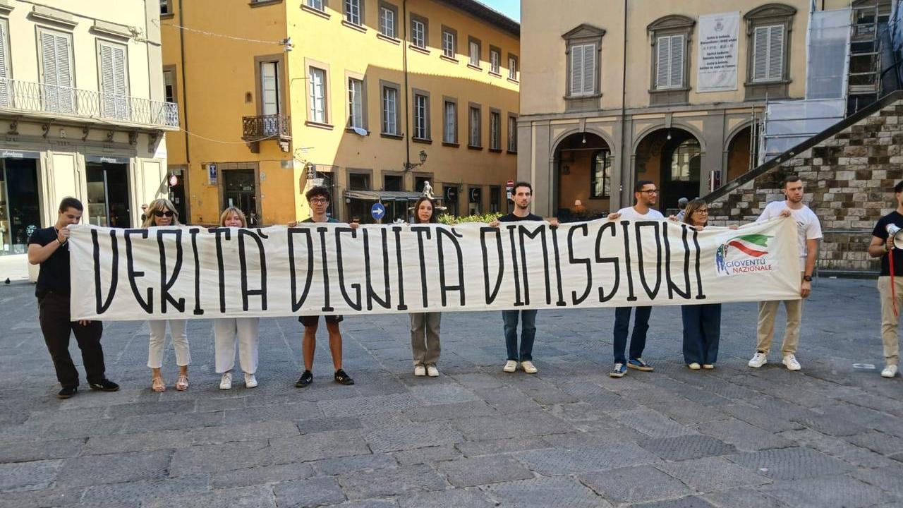 La protesta di Gioventù nazionale in piazza del Comune a Prato