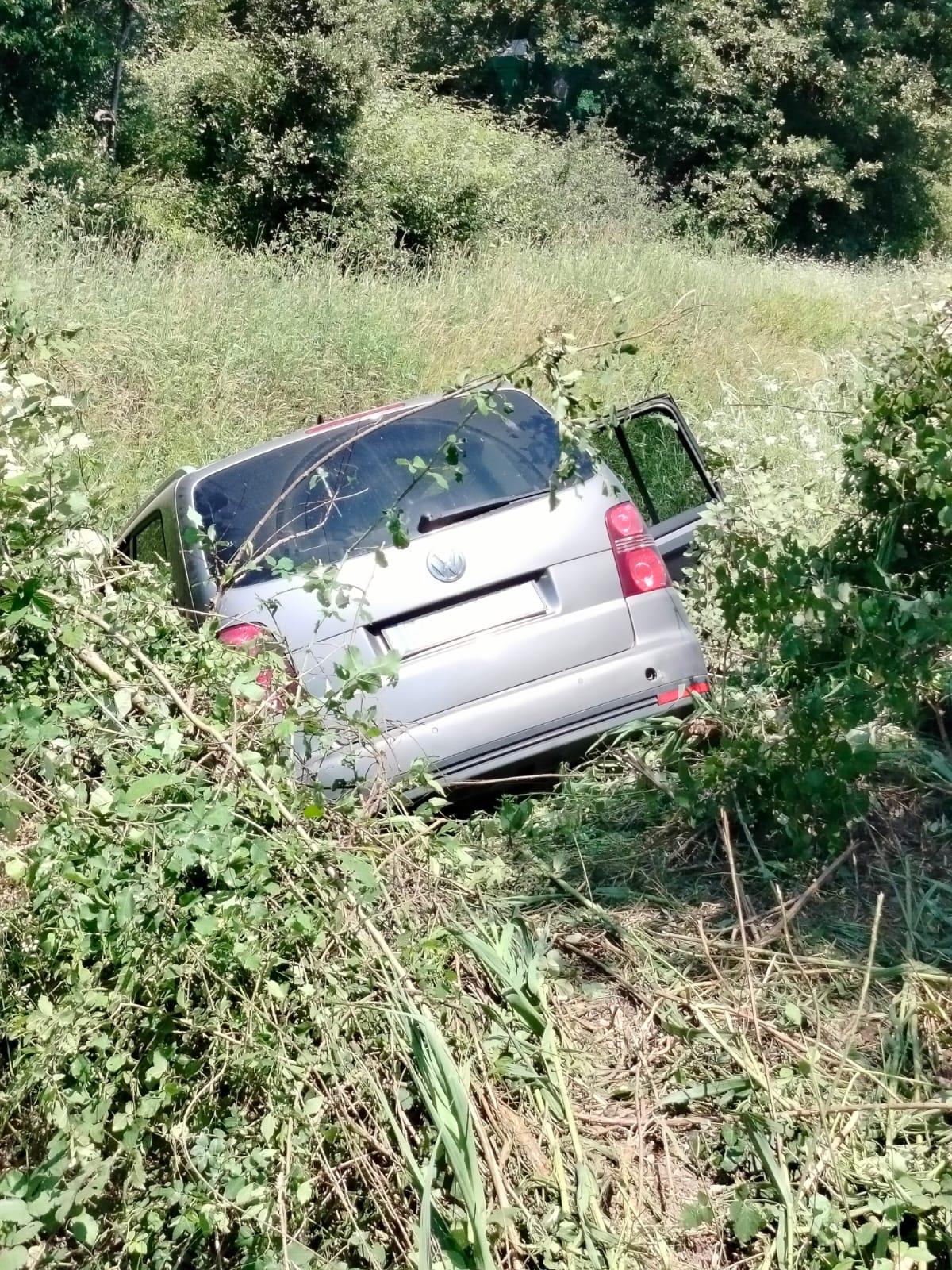 Livorno, finisce con l’auto nel fosso