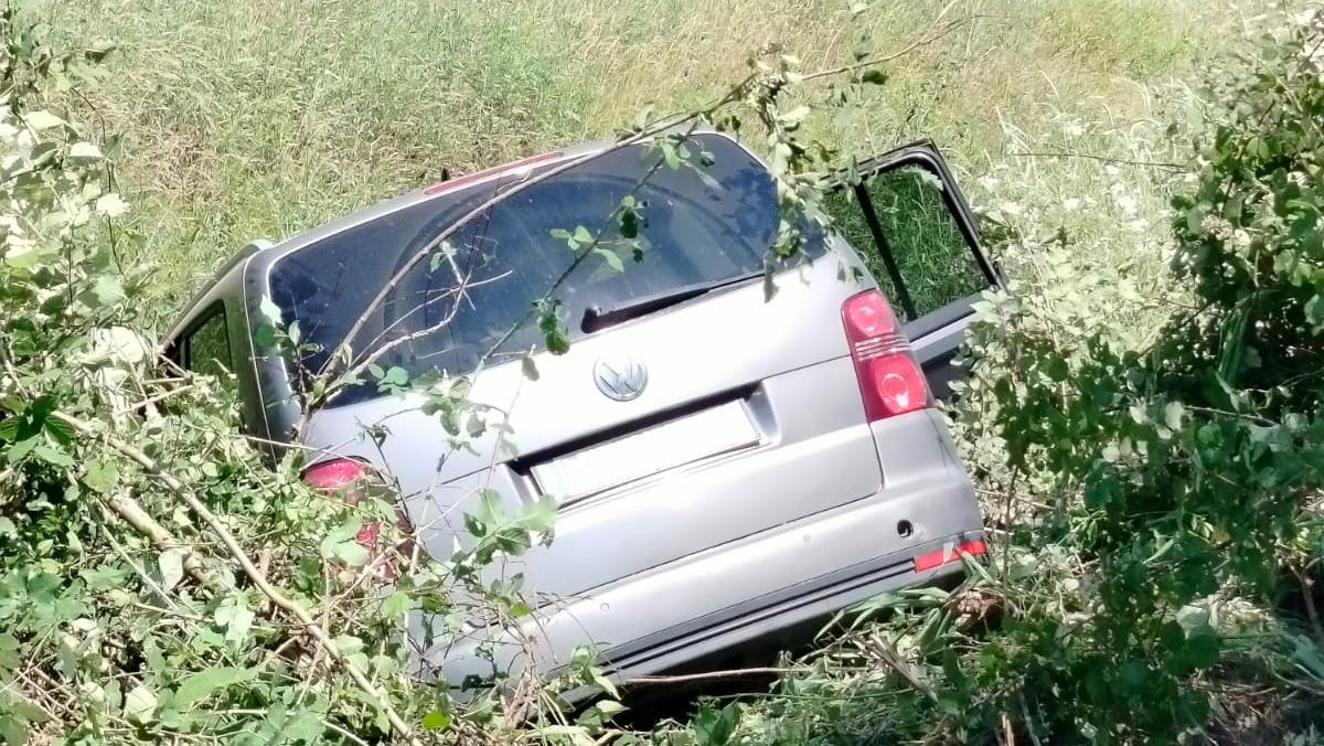 Livorno, finisce con l’auto nel fosso