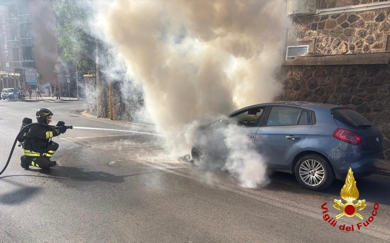 Sassari, paura in via Carlo Felice: l’auto prende fuoco in movimento