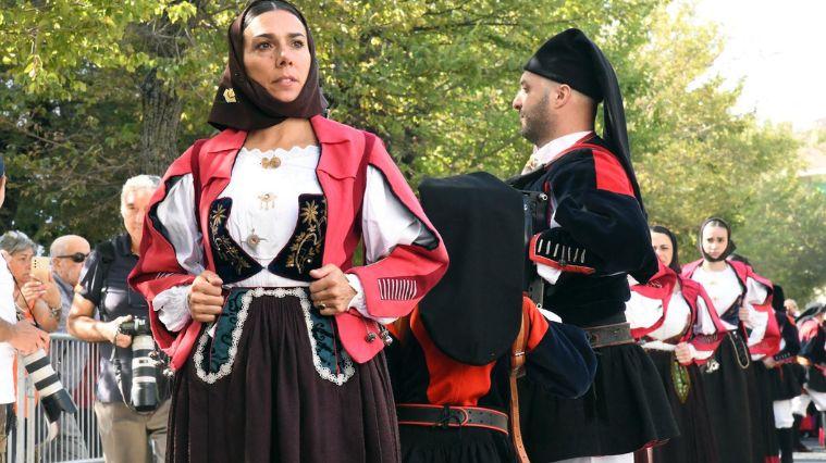 
	Alcuni figuranti in costume nuorese durante una sfilata del Redentore (foto di Massimo Locci)

