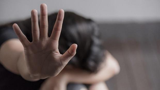 Botte alla compagna con la bimba in braccio, chiesti 4 anni di carcere