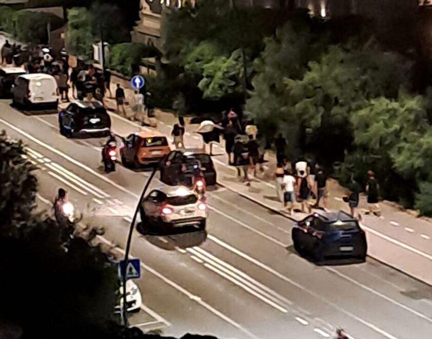 Livorno, cinquanta incappucciati con mazze e manganelli: spedizione punitiva sul lungomare